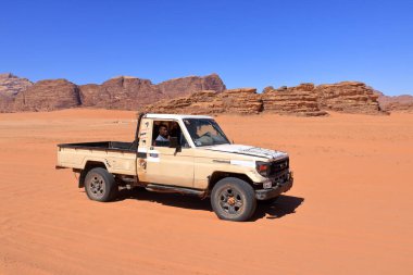 Wadi Rum, Ürdün - 15 Mayıs 2024: Offroad Seyahat Maceraları Wadi Rum Çölü 'nde safari arabası