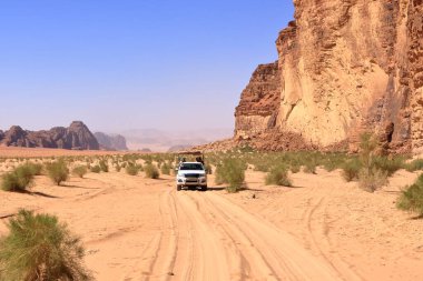 Wadi Rum, Ürdün - 15 Mayıs 2024: Offroad Seyahat Maceraları Wadi Rum Çölü 'nde safari arabası
