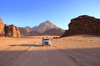 Wadi Rum, Ürdün - 15 Mayıs 2024: Offroad Seyahat Maceraları Wadi Rum Çölü 'nde safari arabası