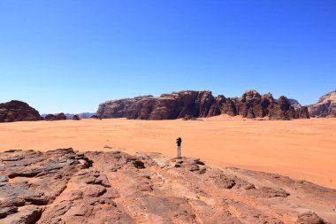 Wadi Rum, Ürdün - 15 Mayıs 2024: Wadi Rum çölünde yürüyüş yapan turistler