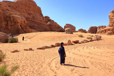 Wadi Rum, Ürdün - 15 Mayıs 2024: Wadi Rum çölünde yürüyüş yapan turistler