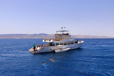 Ürdün 'deki Akabe - 17 Mayıs 2024: Kızıldeniz mercan resiflerinde dalış ve şnorkelle yüzmek için kayıklar