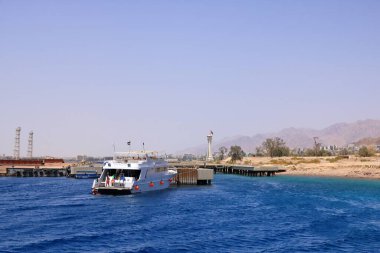 Ürdün 'deki Akabe - 17 Mayıs 2024: Kızıldeniz mercan resiflerinde dalış ve şnorkelle yüzmek için kayıklar