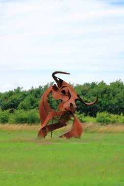 Katzow, Mecklenburg-Vorpommern Almanya, Avrupa - Temmuz 06 2024: Geniş bir açık hava heykel parkındaki modern heykeller