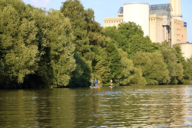 Saarbruecken, Saarland, Almanya - Ağustos 06 2024: Saar Nehri 'nde öğleden sonra spor botları