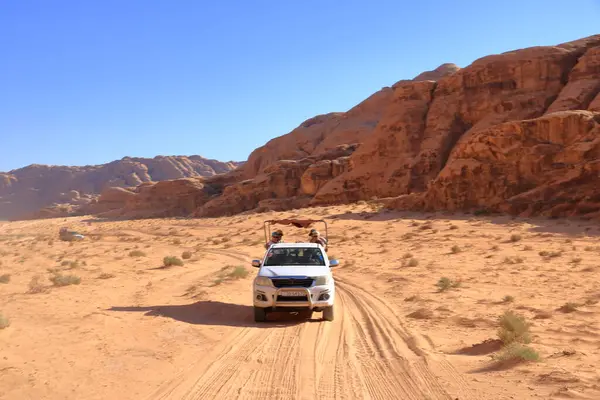 Wadi Rum, Ürdün - 15 Mayıs 2024: Offroad Seyahat Maceraları Wadi Rum Çölü 'nde safari arabası