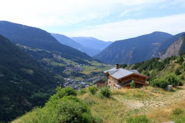 Canillo şehrinin yaz manzarası, Andorra