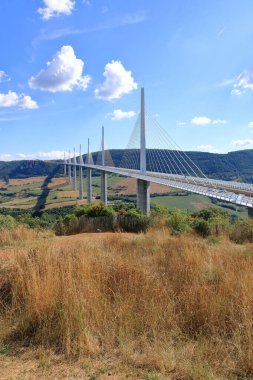 Millau Viaduct, Fransa 'nın Millau şehrinde Tarn Nehri' nin kıyısında, Millau Viyadük 'te kaldı.