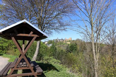 Hilltop Frauenstein Kalesi. Maden cevheri dağlarının eteklerinde küçük bir kasaba, Erzgebirge, Saksonya, Almanya