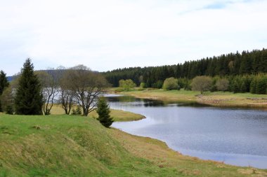 Çek Cumhuriyeti 'ndeki Flaje barajının önündeki manzara ve rezervuar