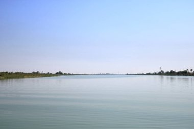 Fırat ve Dicle kavşağının arkasındaki Shatt al-Arab nehri, El-Qurna, Basra, Irak