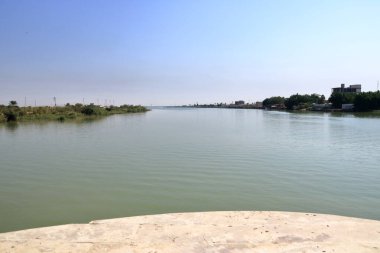 Fırat ve Dicle kavşağının arkasındaki Shatt al-Arab nehri, El-Qurna, Basra, Irak