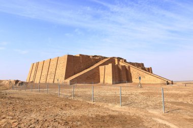 Eski Ur 'daki restore edilmiş ziggurat, Sümer tapınağı, Irak