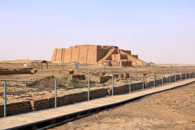 Eski Ur 'daki restore edilmiş ziggurat, Sümer tapınağı, Irak