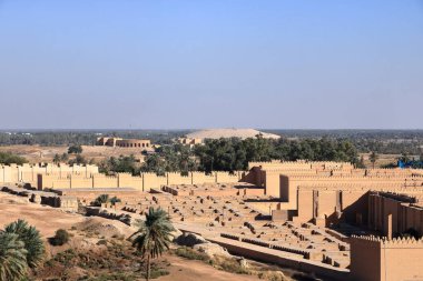 Irak 'ın Hillah kentindeki eski Saddam Hüseyin sarayından antik Babil şehrinin üst görüşü.