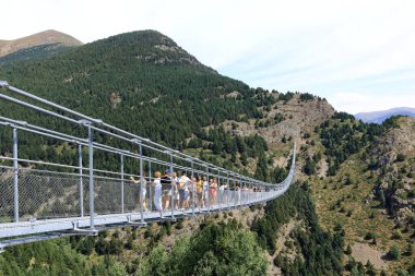 Canillo, Andorra, Avrupa - 29 Ağustos 2024: Avrupa 'nın en uzun Tibet köprüsü üzerinde yürüyen insanlar