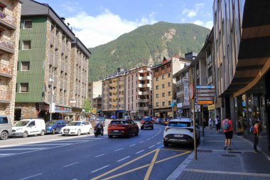 Canillo, Andorra, Avrupa - 29 Ağustos 2024: Araba ve turistlerle birlikte köyün ana caddesi etrafında