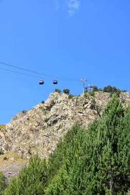Ordino Arcalis, Mirador Solar de Tristaina, Andorra - 30 Ağustos 2024: Kayak asansörünün yaz mevsiminde vadi istasyonu