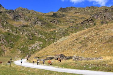 Ordino Arcalis, Mirador Solar de Tristaina, Andorra - 30 Ağustos 2024: Dağ zirvesine giden asansörün orta istasyonundaki insanlar