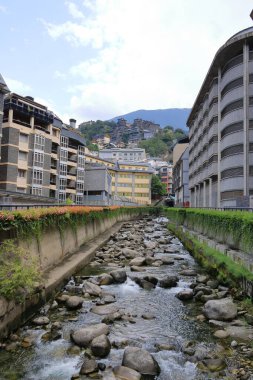 Les Escaldes - Andorra 'daki Engordany - 31 Ağustos 2024: Valira Nehri şehir boyunca akar