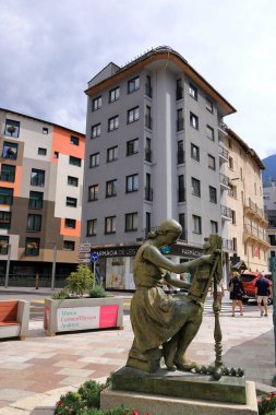 Les Escaldes - Andorra 'da Engordany - 31 Ağustos 2024: Av' da alışveriş. Carlemany Escaldes 'in şehir merkezinde