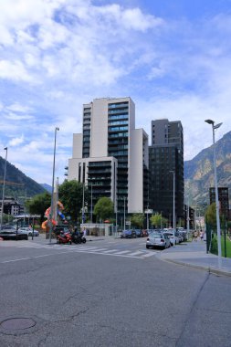 Les Escaldes - Andorra 'daki Engordany - 31 Ağustos 2024: bulutlu bir günde şehrin merkezi