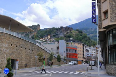 Les Escaldes - Andorra 'daki Engordany - 31 Ağustos 2024: bulutlu bir günde şehrin merkezi