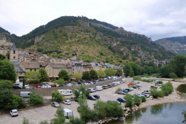 Sainte-Enimie, Fransa Gorges du Tarn - Eylül 03 2024: Fransa 'nın en güzel köylerinden birine bakın