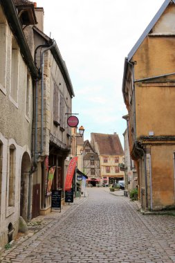 Fransa, Avrupa 'da Noyers sur Serein - Eylül 04 2024: Eski evleri ve bazı insanları olan tipik sokaklar