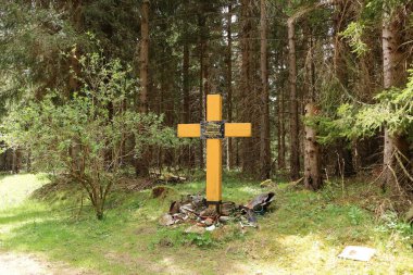 Flaje Çek Cumhuriyeti - 28 Nisan 2024: Ormandaki patikanın yanında dini haç