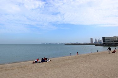 Kuveyt Şehri, Ortadoğu 'da Kuveyt - Kasım 08 2024: Yerel halk Kuveyt sahilinin keyfini çıkarıyor