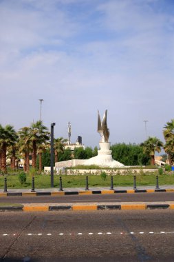 Kuveyt Şehri, Ortadoğu Kuveyt - Kasım 09 2024: Kuveyt Şehir Merkezi 'ndeki modern gökdelenler arasında geleneksel binalar