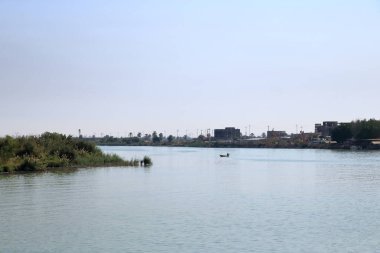 Al-Qurna, Irak 'ta Basra - 11 Kasım 2024: Fırat ve Dicle kavşağında bir balıkçı, Shatt el-Arap