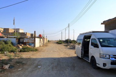 Irak 'ta Chibayish, Chabaish, Nasiriya - 11 Kasım 2024: bataklıktaki tipik küçük bir köy