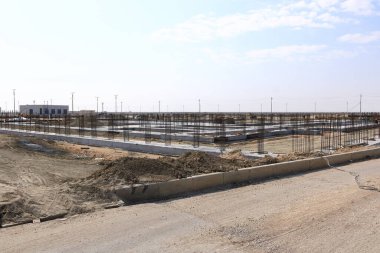 Nasiriye, Irak - 12 Kasım 2024: Ur Turizm Şehri 'nin inşaatında işçiler antik Ur' daki zigguratın yanında, Sümer tapınağında
