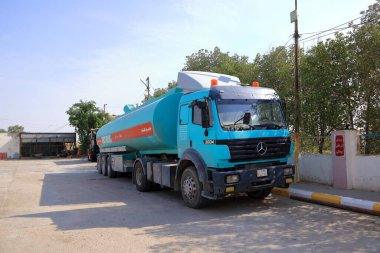 Nasiriye, Irak - 12 Kasım 2024: Orta Irak 'taki küçük benzin istasyonu