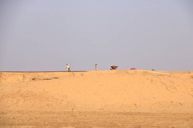 Uruk, Irak - 12 Kasım 2024: Antik Uruk şehrindeki kazı alanını ziyaret eden turistler