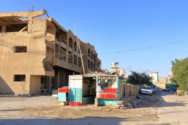 Necef, Nadscu Irak 'ta - 13 Kasım 2024: Şehrin merkezinde yıkılan bir evin görüntüsü