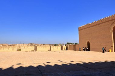 Irak 'taki Babil - 13 Kasım 2024: insanlar antik Babil şehrinin eski duvarlarını ziyaret ediyor
