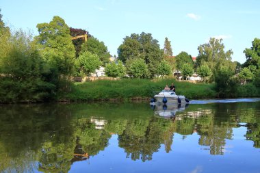 Saarbruecken, Saarland, Almanya - Ağustos 06 2024: Saar Nehri 'nde öğleden sonra spor botları