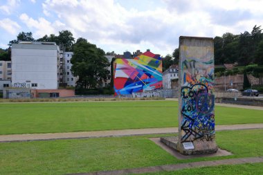 Saarbruecken, Saarland, Almanya - Ağustos 06 2024: Saarland 'ın başkentindeki Berlin Duvarının bir parçası