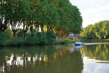Saarbruecken, Saarland, Almanya - Ağustos 06 2024: Saar Nehri 'nde öğleden sonra spor botları