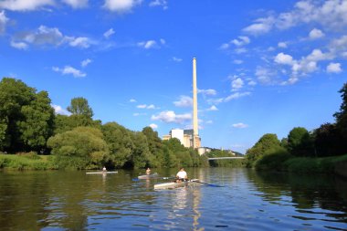 Saarbruecken, Saarland, Almanya - Ağustos 06 2024: Saar Nehri 'nde öğleden sonra spor botları