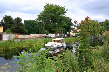 Wandlitz, Brandenburg, Almanya - 27 Temmuz 2024: Finowkanal 'da bir gemi Zerpenschleuse' den geçer