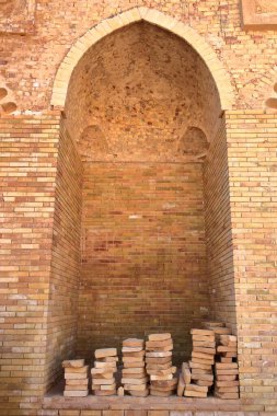 Irak 'ın Samarra kentindeki Ana Halifelik Sarayı' nın duvarları ve tuğlaları, Arapça 'da Dar el Hilafet (Halifeliğin Abode' si) veya Halife Sarayı (Halife Sarayı) olarak bilinir.)