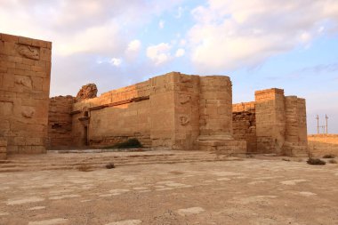 Irak 'ta Hatra, Yukarı Mezopotamya' da antik şehir bugün Doğu Ninova Valiliği 'nde yer almaktadır.