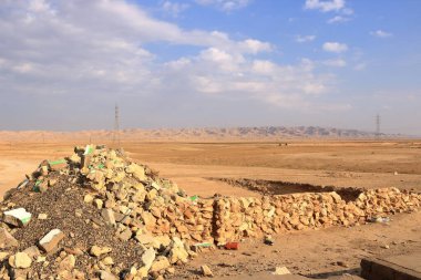 Irak 'taki Dicle Nehri yakınlarındaki Tikrit ve Musul arasındaki sokaktan Hamrin dağ sırasına bak.