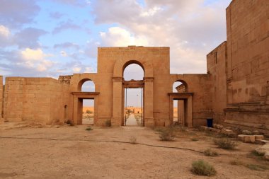 Irak 'ta Hatra, Yukarı Mezopotamya' da antik şehir bugün Doğu Ninova Valiliği 'nde yer almaktadır.