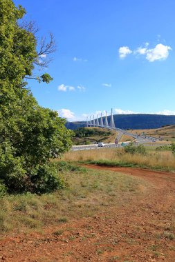 Millau, Fransa, Avrupa - 02 Eylül 2024: Çoklu gerilim kablosundan geçen arabalar Tarn Nehri vadisinde Millau Viaduct olarak kaldı