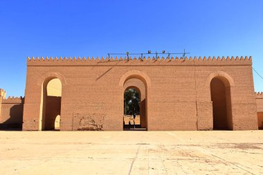 Irak 'taki Babil - 13 Kasım 2024: insanlar antik Babil şehrinin eski duvarlarını ziyaret ediyor